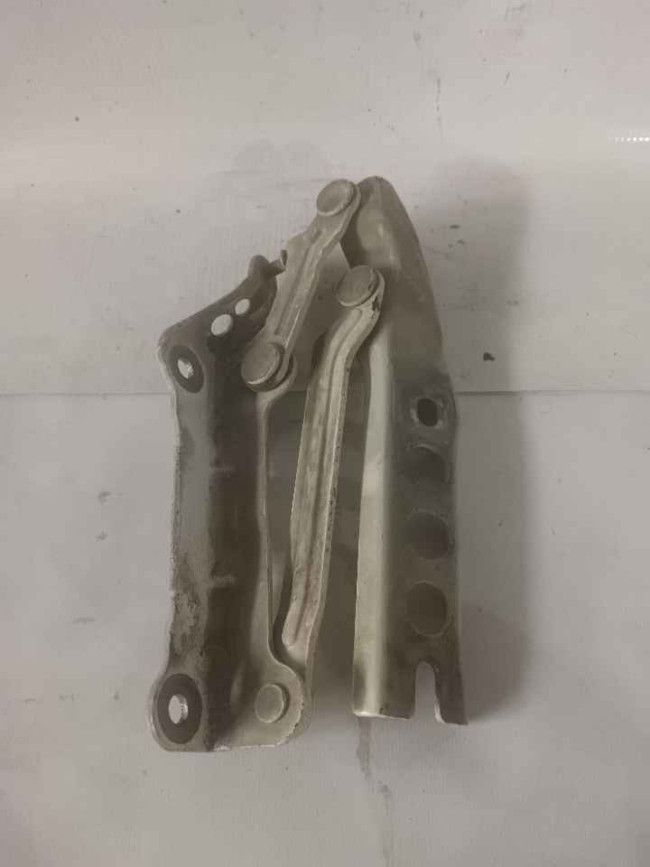 Prtlə kapot (петля капота) Skoda Fabia 2011