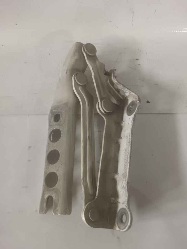 Petlə kapot (петля капота) левая Skoda Fabia 2011