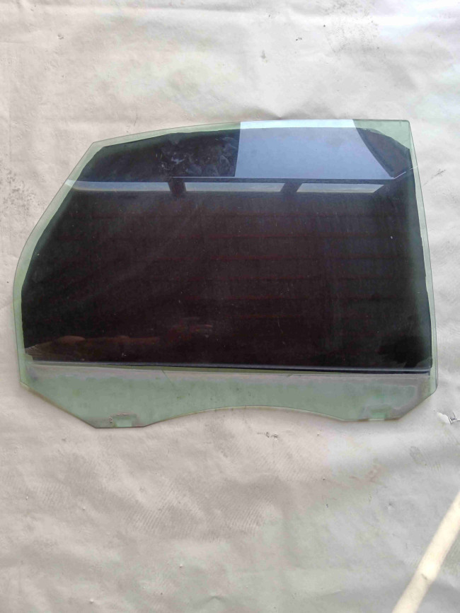 Sağ arxa qapı şüşəsi(cтекло правой задней двери) Ford Focus 2006