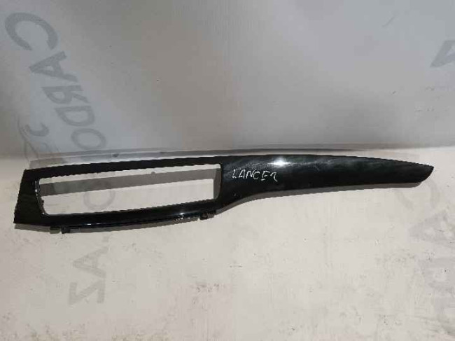 Молдинг под дерево центр. Mitsubishi Lancer 2006