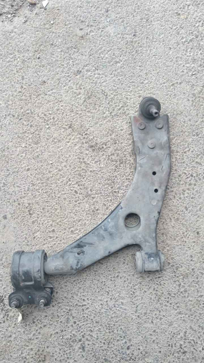 Çaşqa Qol ön (Рычаг нижний передний левый) Ford Focus 2006