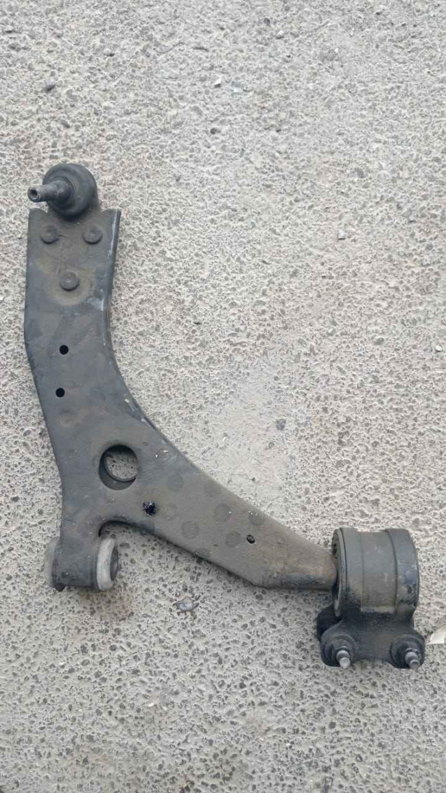 Çaşqa Qol ön (Рычаг нижний передний правый) Ford Focus 2006